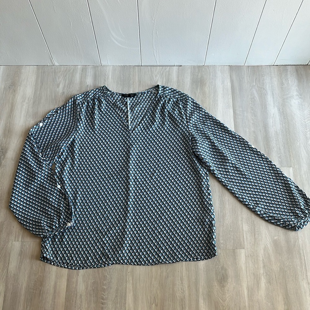 Banana Republic Blouse Women Size Large Lightweight Long Sleeved with Button